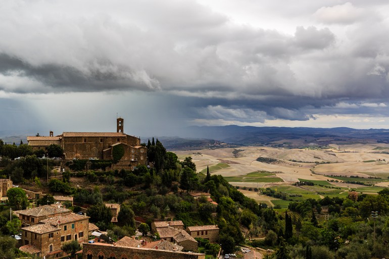 Montalcino – znane z wyrobu najlepszego Brunello di Montalcino, jednego z najdłużej leżakującego (minimum 4 lata) włoskiego czerwonego wina i Vin Santo – białego wina deserowego oraz vernaccia di San Gimigniano.